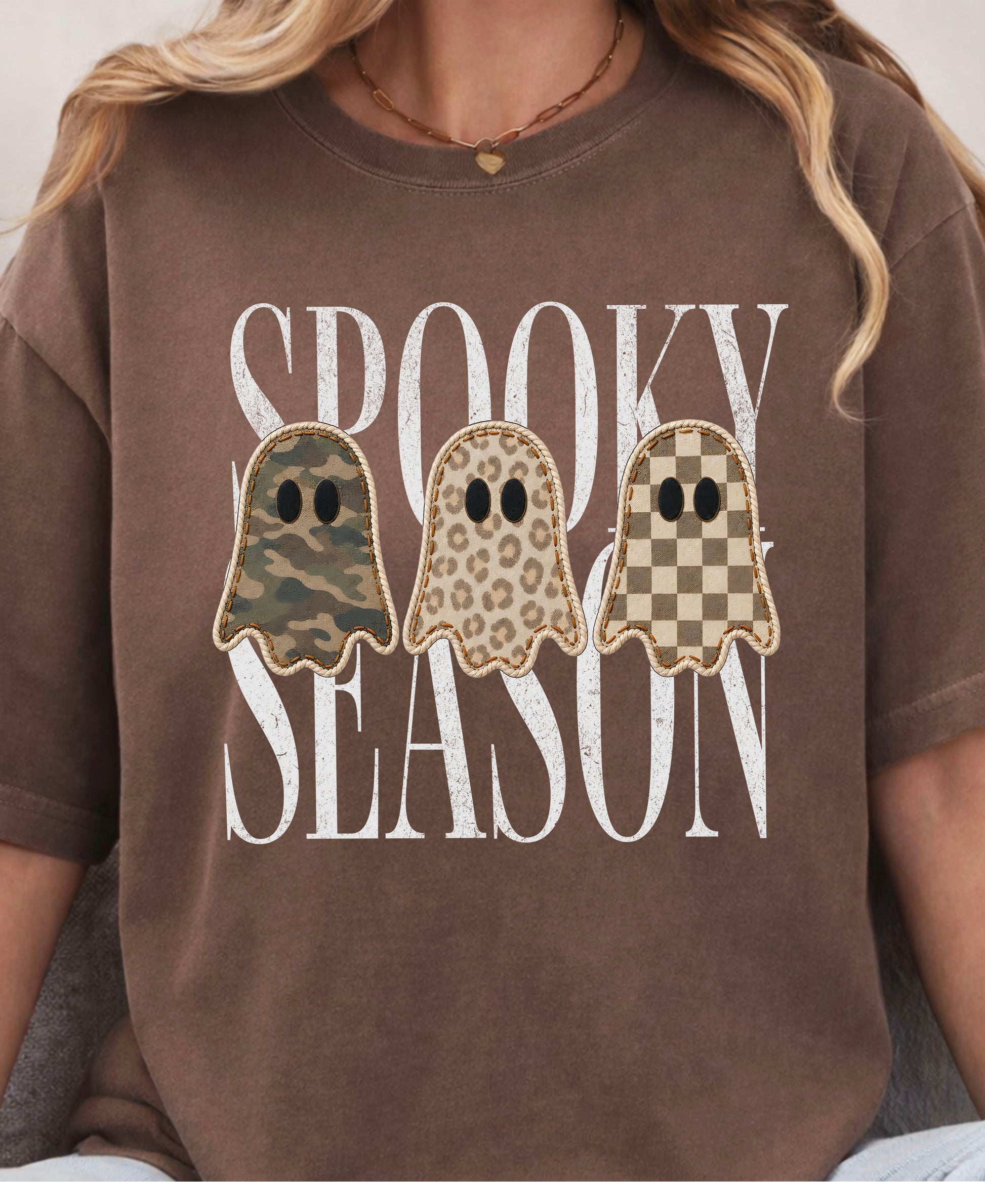 Spooky Season three ghosts Halloween graphic tee in Espresso, detail view