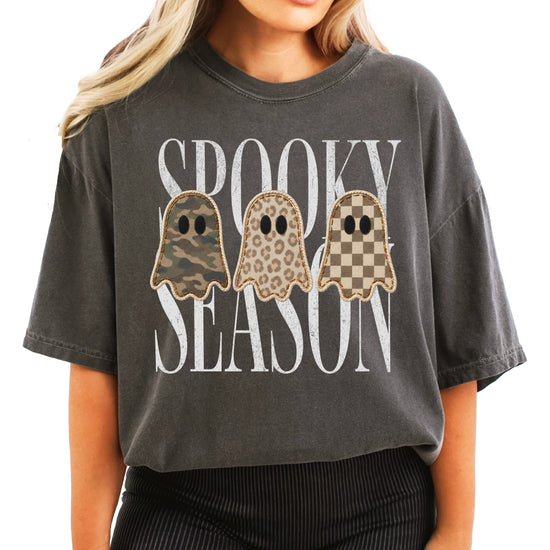 Spooky Season three ghosts Halloween graphic tee in Pepper, front view