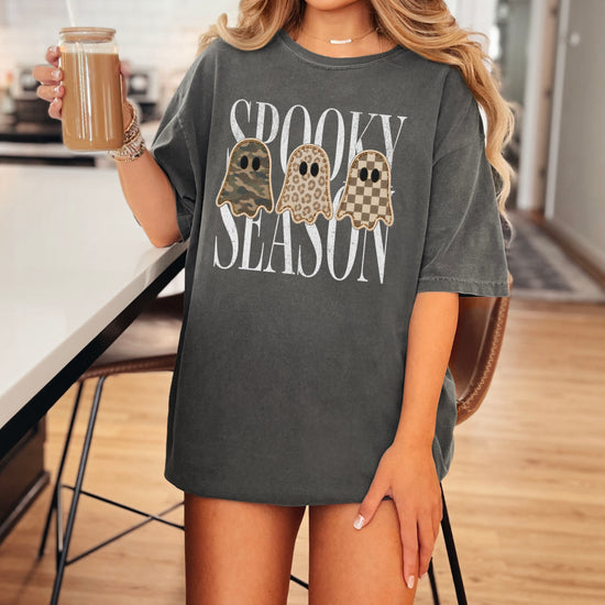 Spooky Season three ghosts Halloween graphic tee in Pepper, detail view