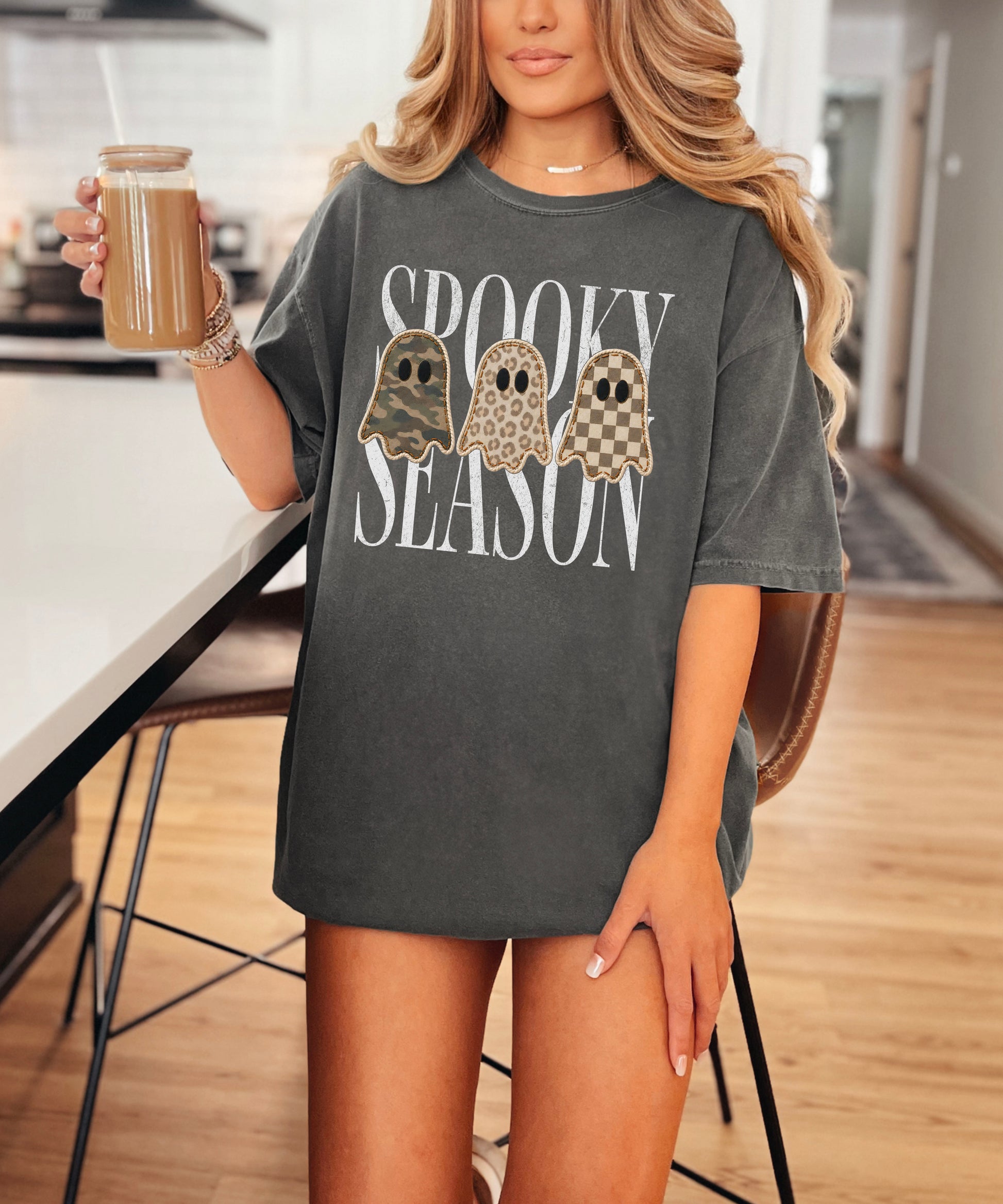 Spooky Season three ghosts Halloween graphic tee in Pepper, detail view