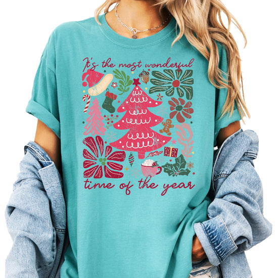 Model wearing ivory holiday graphic tee with Christmas collage print, casual styling