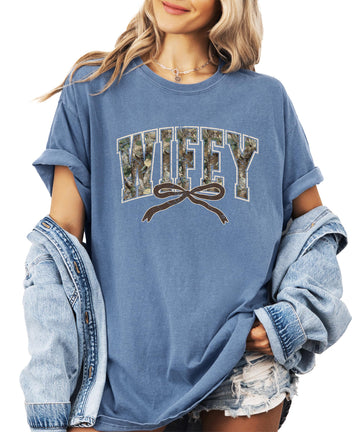 Wifey Camo Varsity Letter T-Shirt for Women - Coquette Bow Graphic Tee - Camouflage Wife Shirt Blue Jean Shirt Adult Medium